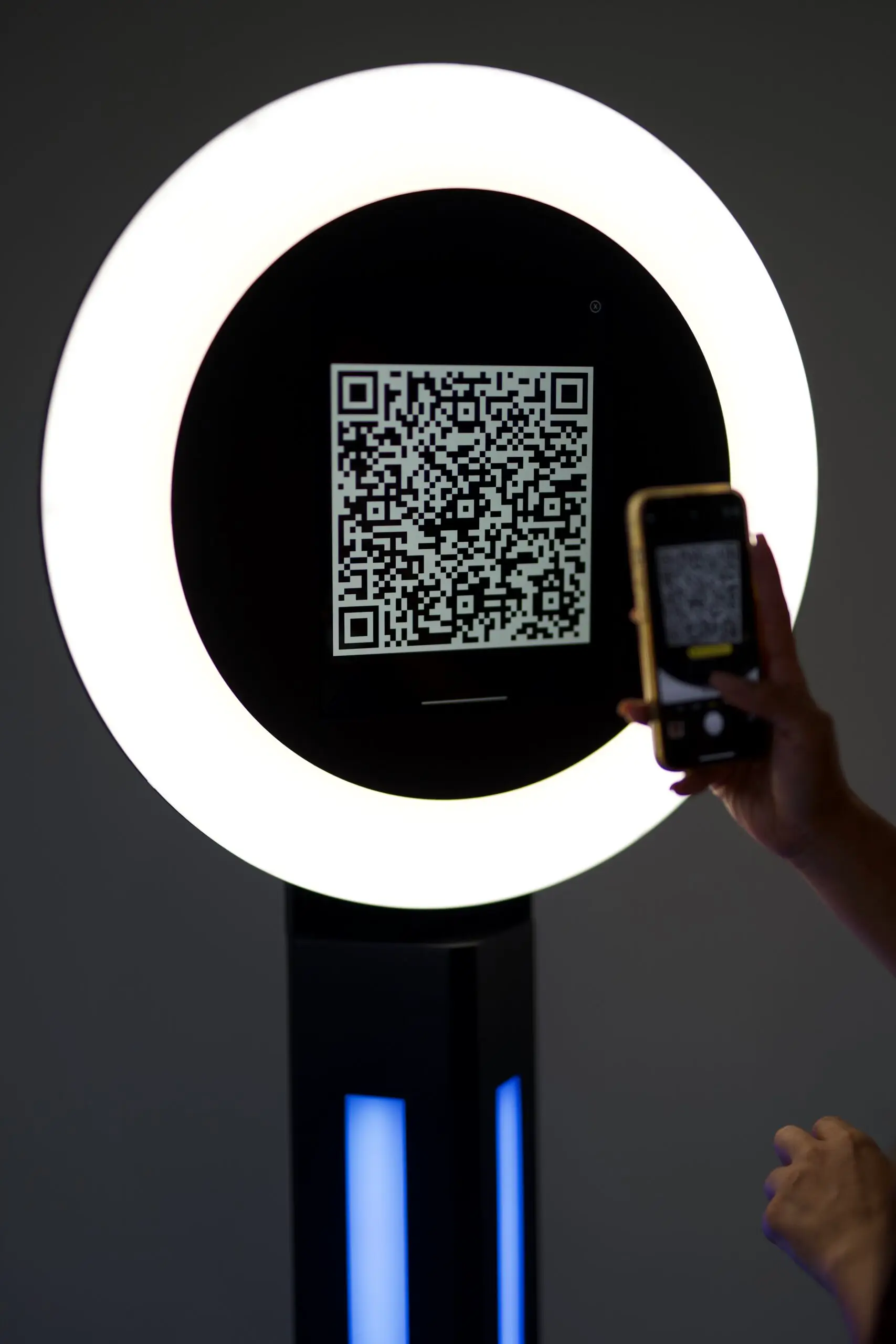 Een gast scant de code op het scherm van de fotobooth