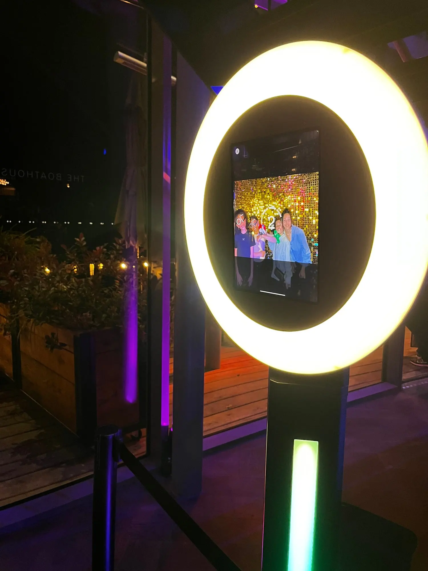 De fotobooth buiten opgesteld in de avond