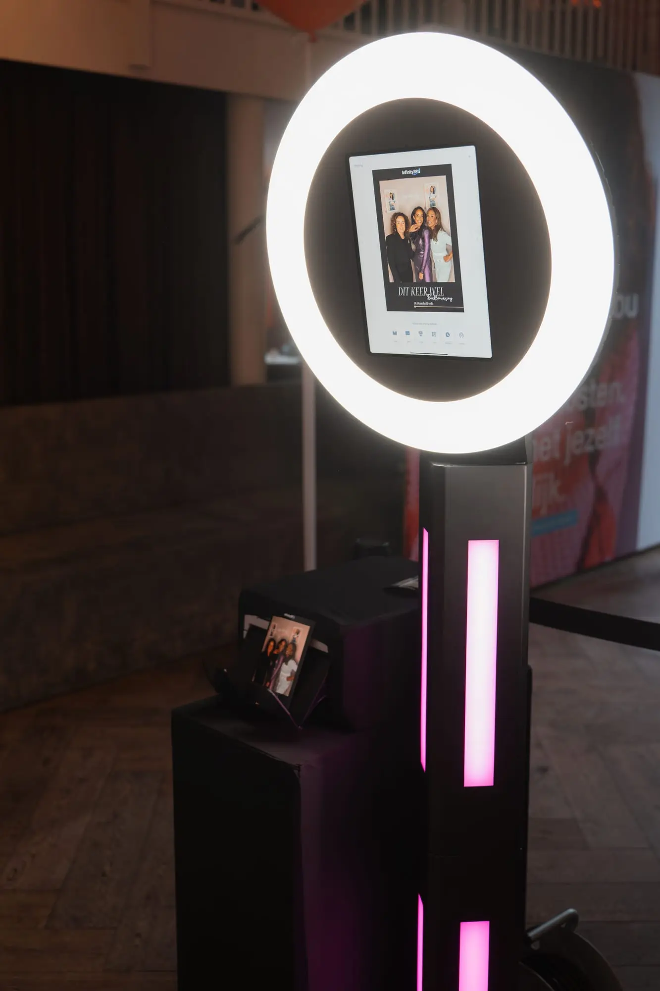 De fotobooth met de ringlamp en de ledzuil aan