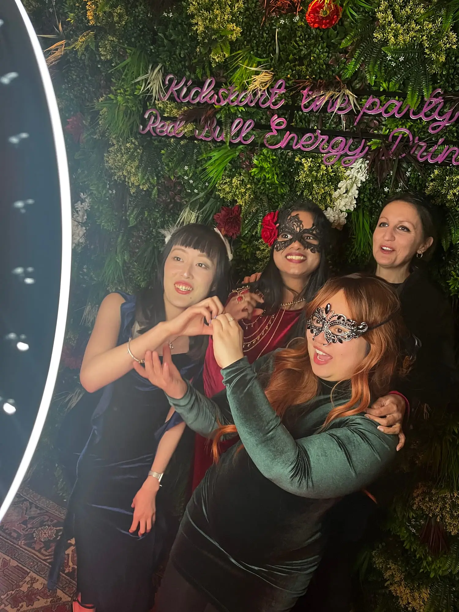 Gasten bij de fotobooth voor een bloemenwand