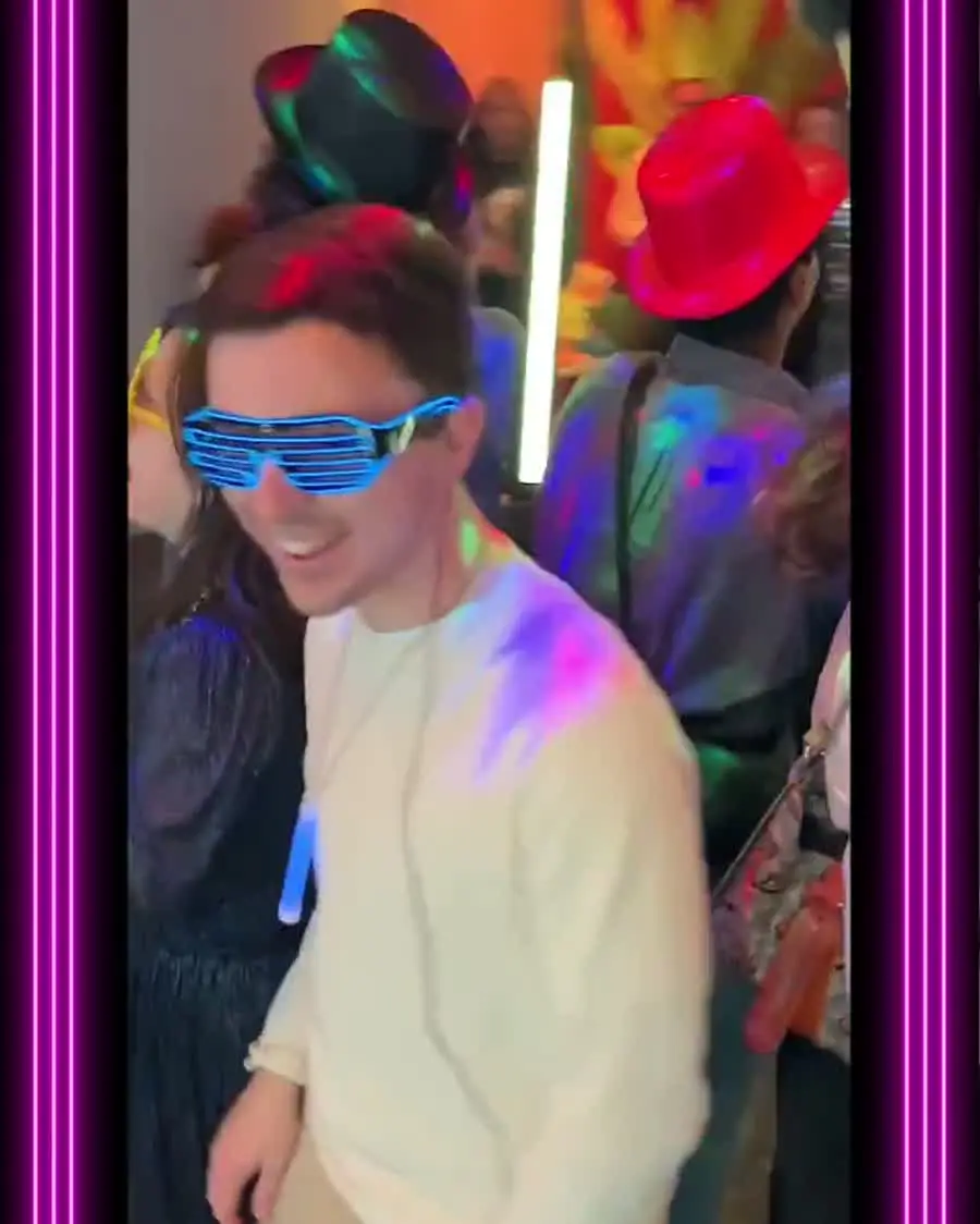 Een gast met een ledbril in de videobooth 2.0, tussen de ledpalen