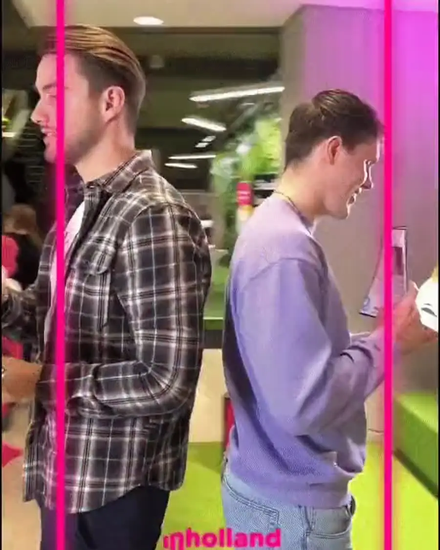 Studenten bij de booth op Hogeschool Inholland