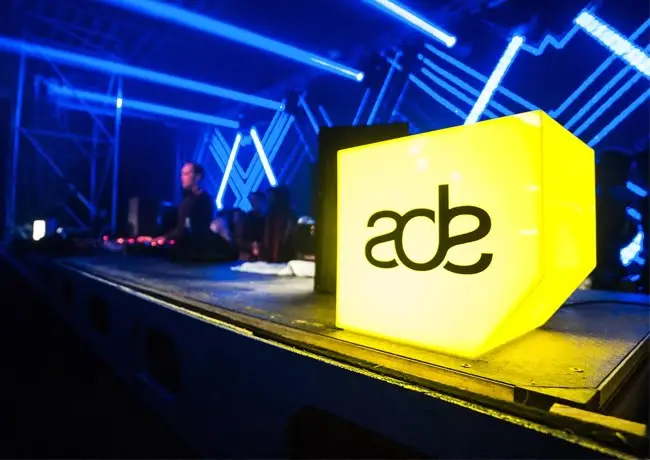 Bezoekers van Amsterdam Dance Event in de videobooth