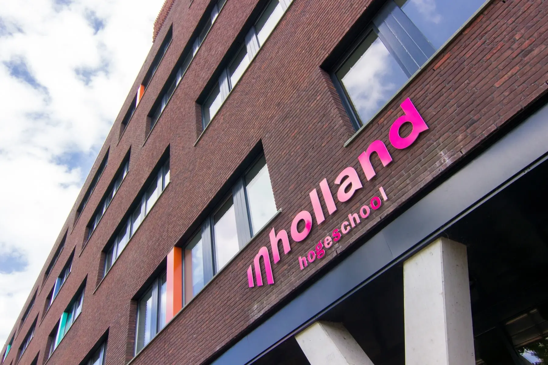 Studenten bij de Infinity360 booth op Hogeschool Inholland