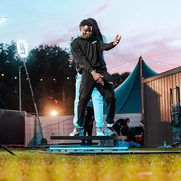 Een gast op het plateau van de videobooth tijdens een evenement