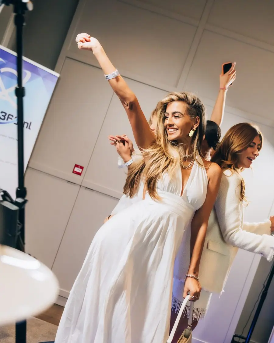 Gasten juichen op het plateau van de videobooth