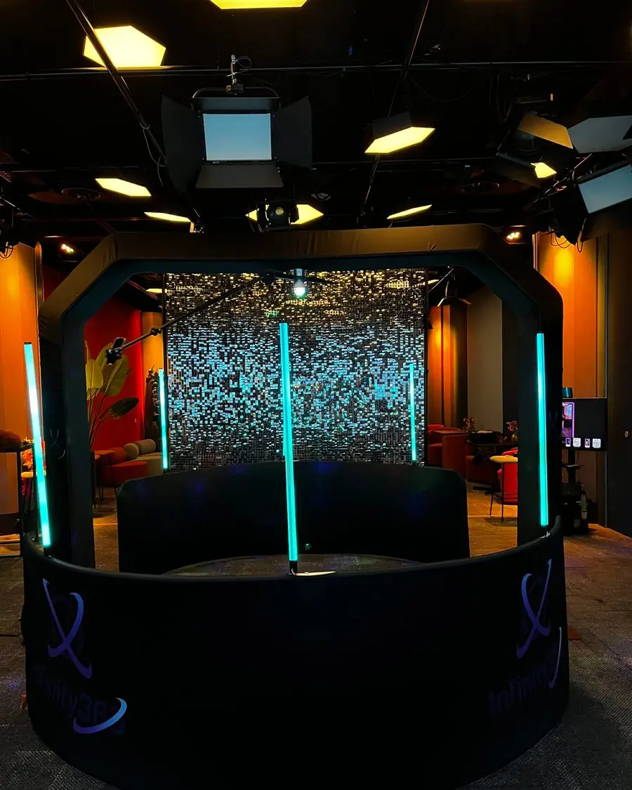 De booth opgebouwd in een zaal, klaar voor de avond