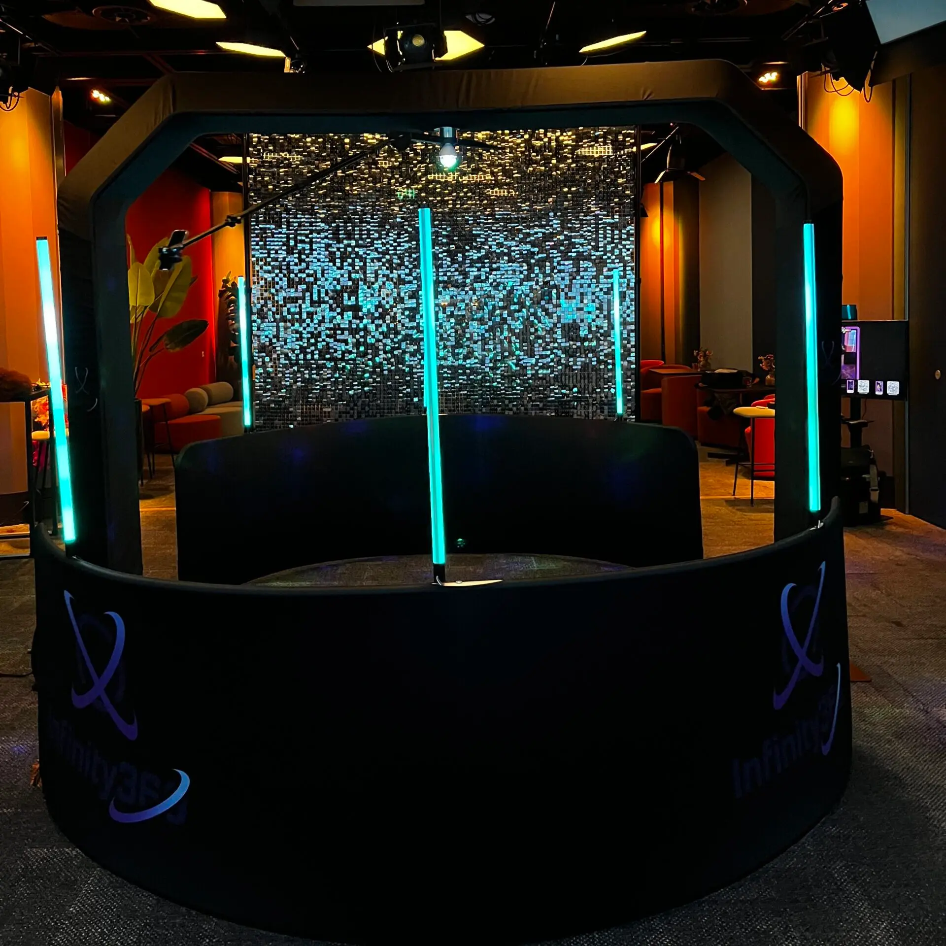 De Infinity360 videobooth 2.0 met de ledpalen aan