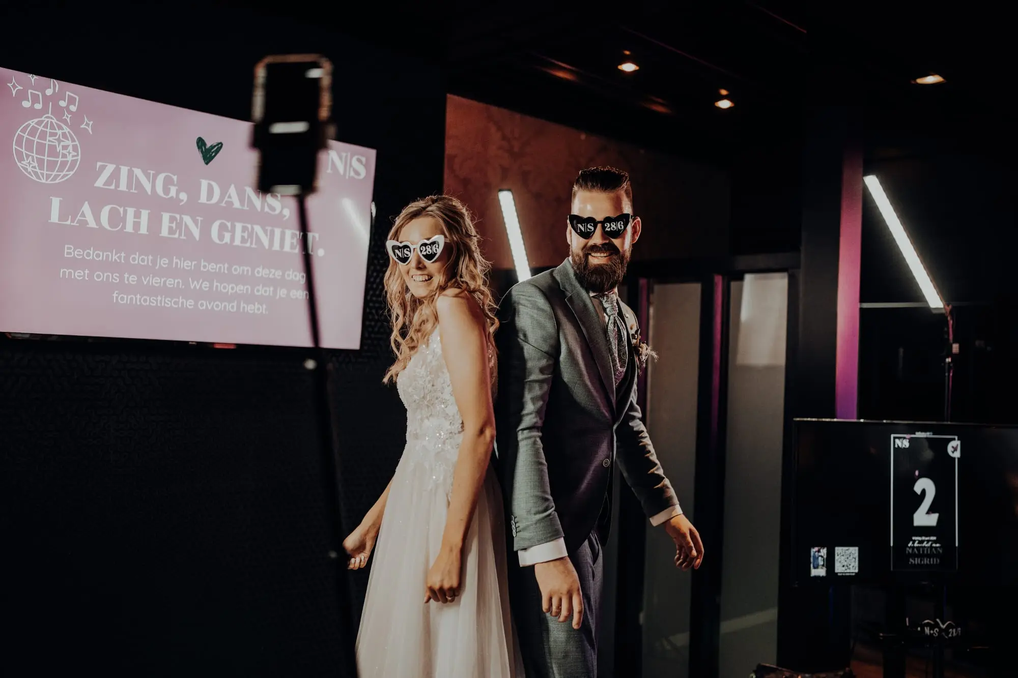Bruidspaar bij de videobooth in de zaal