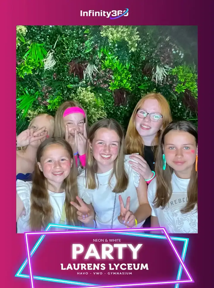 Bewegende opname uit de fotobooth op een neon & white party van een school