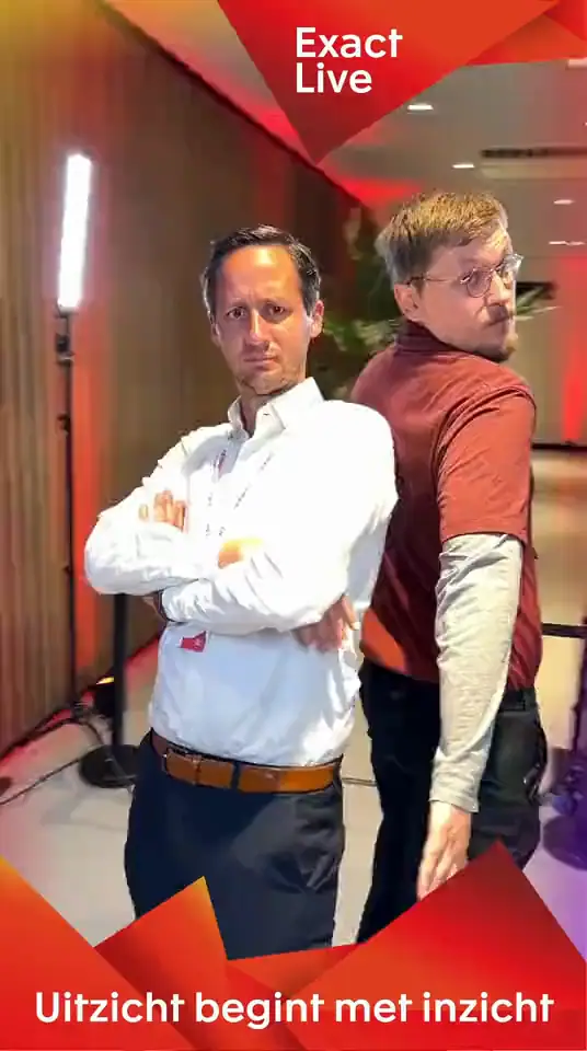 Twee bezoekers in de videobooth op een zakelijk congres