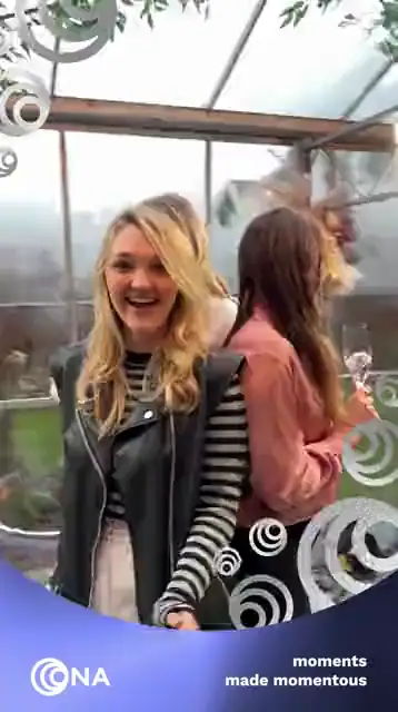 Twee gasten met een glas bubbels in de videobooth, in het frame van de avond